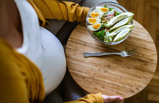 Alimentos ricos en folato como espinacas, brócoli y legumbres para la salud celular y el embarazo