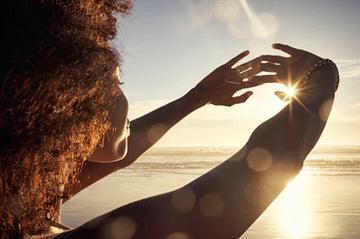 Persona disfrutando del sol para obtener vitamina D de forma natural