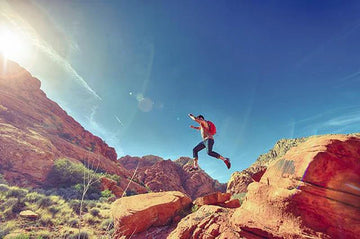 Hombre activo que cuida su salud ósea y cardiovascular gracias a la vitamina K2