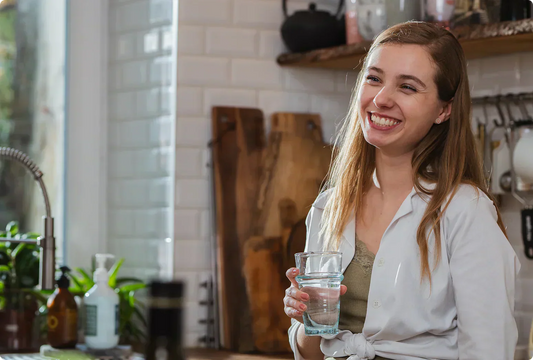 Persona en ayuno intermitente cuidando su salud y sistema inmunitario